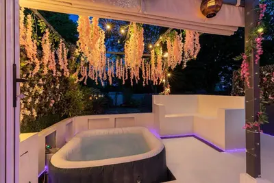 Image de Modern 3-Bed House with Hot Tub and Parking for Two Cars