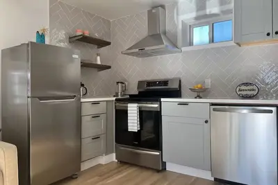 Image de Private, remodeled cottage with modern amenities in desirable Crocker Highlands