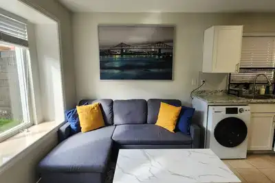 Image de Convenient 2br Suite - Easy Walk to Skytrain
