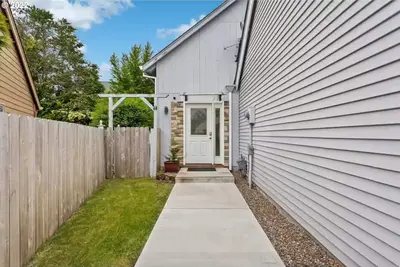 Image de Adorable, cozy 2 bedroom guesthouse, close to Pdx, built to work away from home