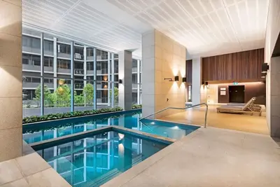 Image de Sky-High Cbd Retreat | 2br Apartment w/ Pool & Gym