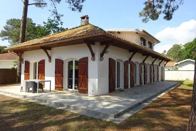 Image de Agréable villa sur un terrain clôturé et boisé