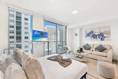 Image de Chic Downtown Studio With Rooftop Pool and Gym