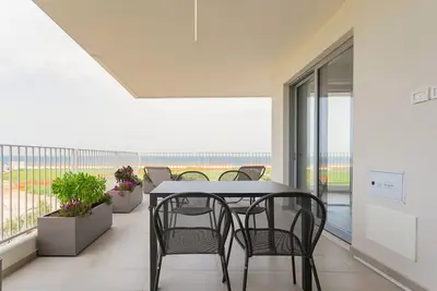 Image de 🌊 Un coin de paradis face à la mer – confort, élégance et vue imprenableLaissez-vous envoûter par le clapotis des vagues et la brise marine : cet appartement exclusif, surplombant directement la mer Adriatique, est un véritable havre de paix et