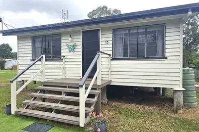 Image de Country Charm alongside The Bvrt