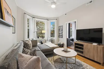 Image de Spacious 4-bedroom apartment with WiFi, Ac in brilliant Chicago