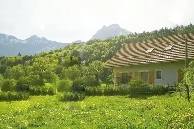 Image de Maison de vacances 'Des Granges' avec vue sur les montagnes, terrasse privée et Wi-Fi