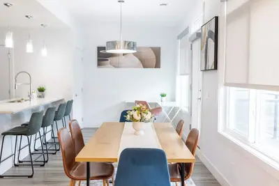 Image de Modern Townhouse near South Health Campus+Ymca with attached garage.