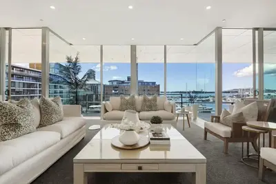 Image de Exclusive Waterfront Penthouse