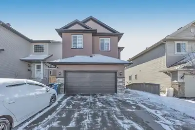 Image de Cozy house situated about 13 mins to the Airport, few minutes to many amenities.