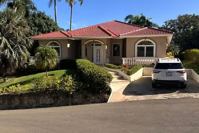 Image de 3bd/3ba central villa w/ pool, parking & sports courts