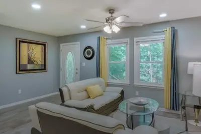 Image de Charming Athens Home With Deck-Near Sanford Stadium!