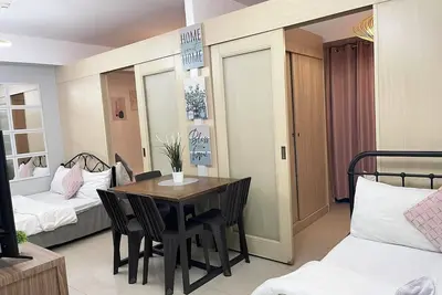 Image de Family/ Barkada 2br With Balcony Moa fireworks View / 10Mins to Naia