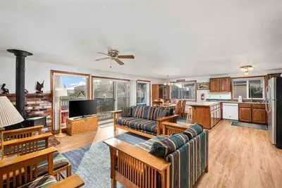 Image de Fantastic Family Beach Cottage w/ Game Room, *Pet Friendly*  Deck and  Bbq – Steps to the Sand!