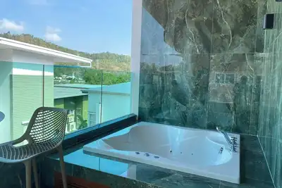 Luxurious 5-bedroom villa with WiFi, Ac in soothing Rassada