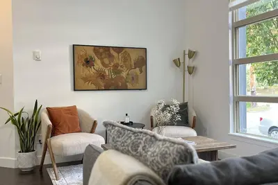 Image de Modern Apartment close to Downtown Vancouver. Steps away from Commercial Drive!