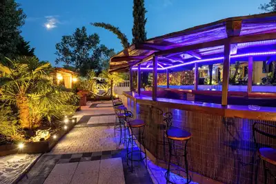 Image de Villa   Piscine, Jacuzzi, Cinéma, Salle de sport