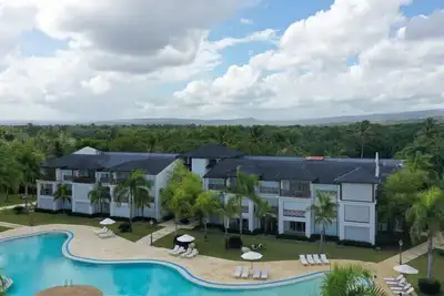 Image de Golf, gym, tennis & pool—right on a tropical beach!