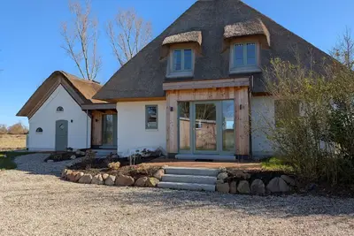 Image de ReetCottage - secluded location, large garden, wood-burning stove, 2 shower baths, 2 parking spaces