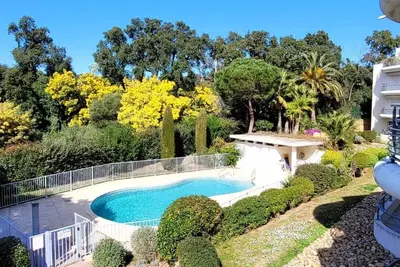 Image de \"Soleil, plage et piscine\". -Appartement central en bord de mer!