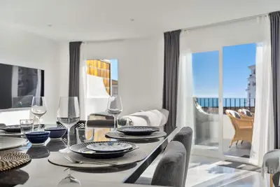 Image de Luxury Penthouse with Rooftop Terrace – 2 Min to Beach