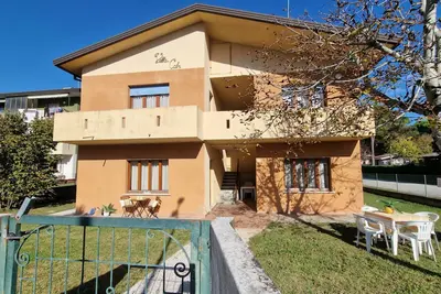 Image de Appartement de villa lumineux avec jardin partagé