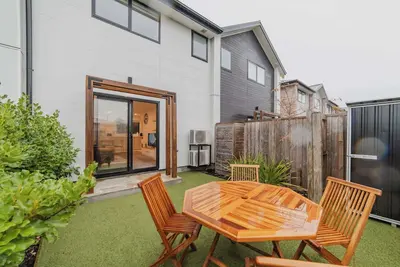 Cozy 2-Bedroom - Kitchen Yard Central Location