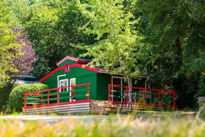 Image de Chalet vert et rouge 35m²  - 1 chambre + mezzanine 6 personnes