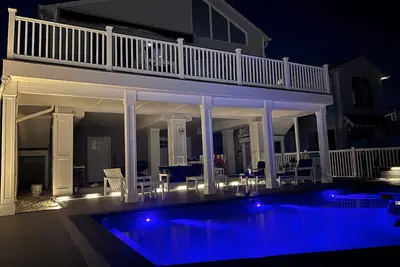 Image de Bring your boat! Bay Front Contemporary with New  In-ground Salt Water Pool