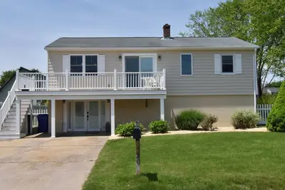 Image de Cove Neighborhood | 4 Bedroom Updated Home | Minutes from Beach Access | Hot tub!