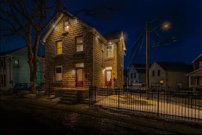 Image de Luxury, top floor suite with free parking space. Walking distance to downtown!