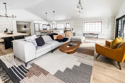 Image de Modern Comfort Timeless Charm | Log Cabin Retreat
