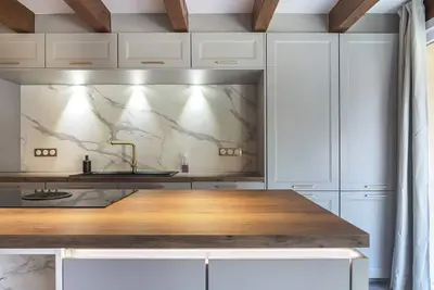 Image de 90 sqm apartment with floor-to-ceiling bay windows, a fully equipped kitchen