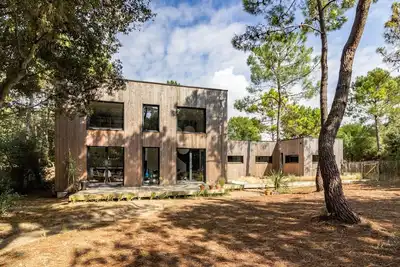 Image de Maison en bois, limite de forêt, 10 min à pied de la plage
