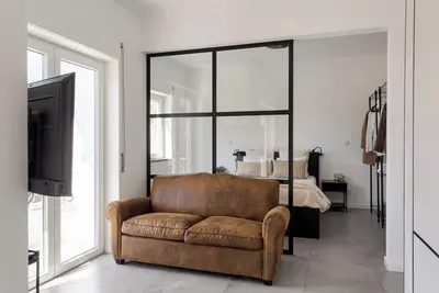 Image de Sun-Filled Modern Retreat with Balcony