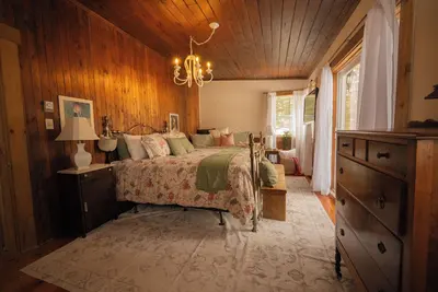 Image de Family friendly lakefront cabin in charming Chertsey - spa & sauna