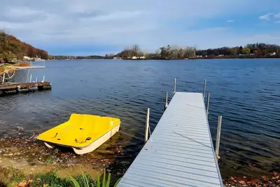 Image de Charming 3 bed Lake house in wonderful Dowling with Ac, WiFi, dock, and Kayaks.