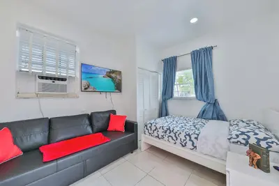 Image de Chic studio with Ac, WiFi in vibrant Hollywood