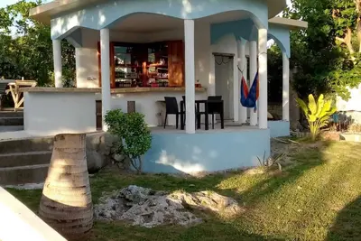 Image de Fruit Tree Beach Cottage, Bar and Grill with private beach and beautiful sunsets