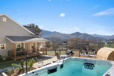 Image de Swim Spa, Sauna, Cold Plunge Gym & Game Room!