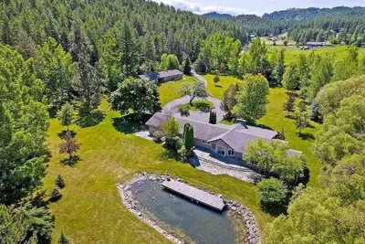 Image de Private Flathead Lake lagoon and dock, enjoy a spacious 5-bedroom Lakeside home.
