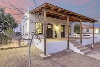 Image de Casa Milagros - Newly renovated historic bungalow with huge yard, close to UofA!