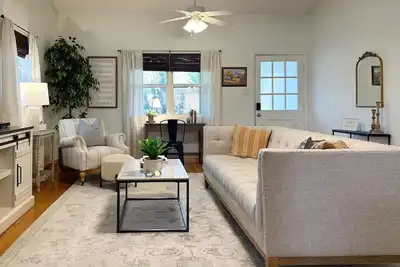 Image de Charming Cottage in Old Town Tomball -walk to shopping and restaurants