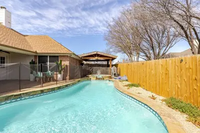 Image de Cozy Home with pool and backyard, 5 bed house.