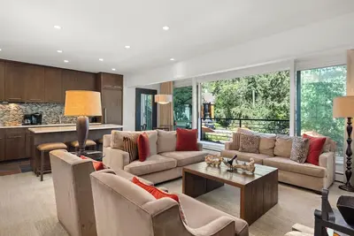 Image de 4mm Aspen Downtown Ski-In Residence by Aspen Vacation Rentals™