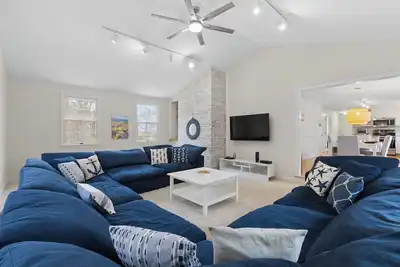 Image de . 5 miles to the Beach. Close to Wequasset. Foosball & Kid Friendly Amenities!