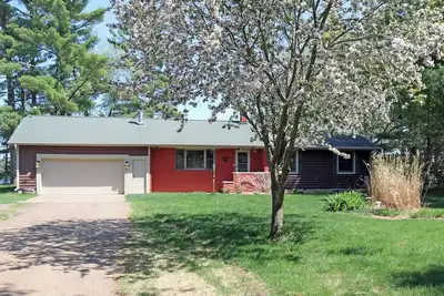 Image de Charming 3+ bedroom lake home on clean Dunham Lake, includes WiFi & laundry.