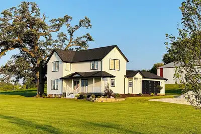 Image de Remodeled 3-bed-3-bath Farmhouse near the John Deere Classic in the Quad Cities!