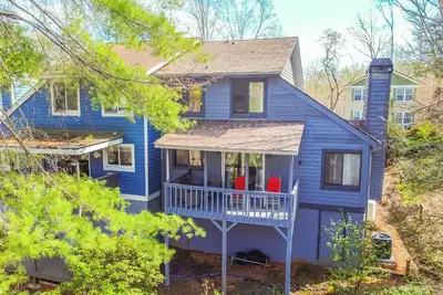 Image de Downtown Helen Chalet. Tubing/Wineries/Rollercoaster/Shopping/Hiking/Waterfalls