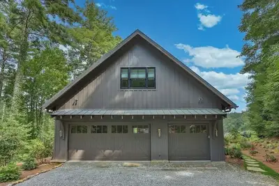 Image de \"Bougie Barn\" on 21 Acres Near GlenCove & Mountaintop Golf & Lake Club- Sleeps 8